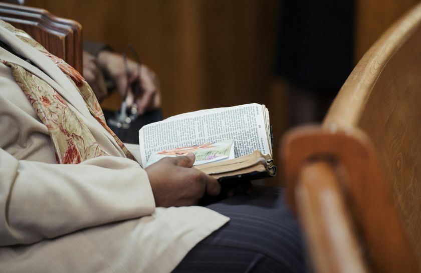 Bibli�t olvas� pap